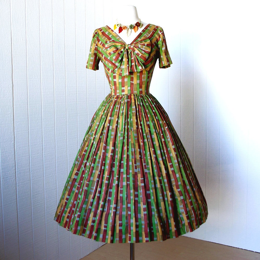 vintage 1950's dress ...fabulous SANDRA SAGE original mid-century print shelf-bust full skirt pin-up dress tulle crinoline big bow