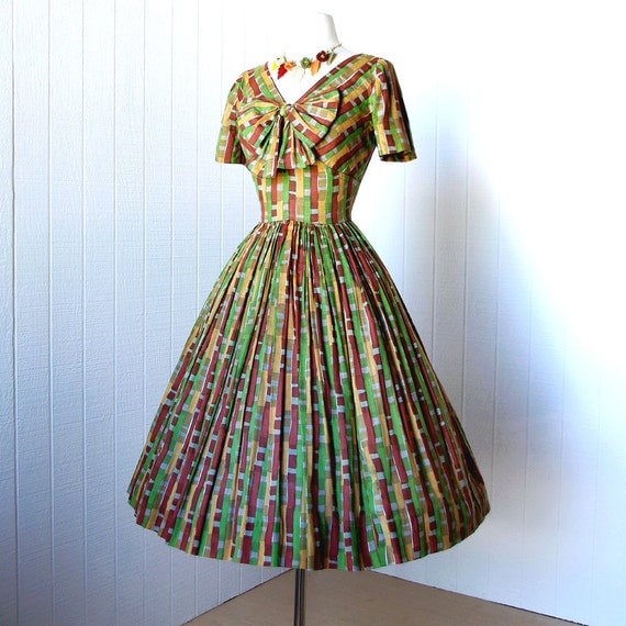 vintage 1950's dress ...fabulous SANDRA SAGE original mid-century print shelf-bust full skirt pin-up dress tulle crinoline big bow