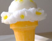 ICE CREAM CANDLE - Piña Colada - pineapple scented