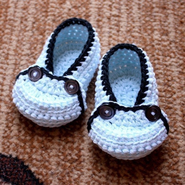 Instant download - SALE - Crochet PATTERN (pdf file) - Two Button Moccasins