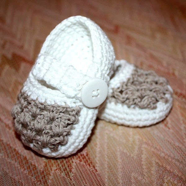 Instant download - SALE - Crochet PATTERN baby booties (pdf file) - Two colour Baby Slippers