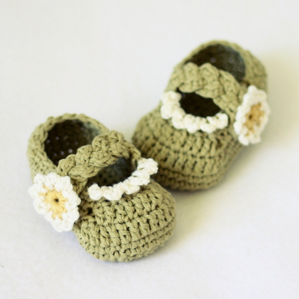 Instant download - Crochet PATTERN (pdf file) - Daisy Braided Strap Booties (0-6,6-12 months)