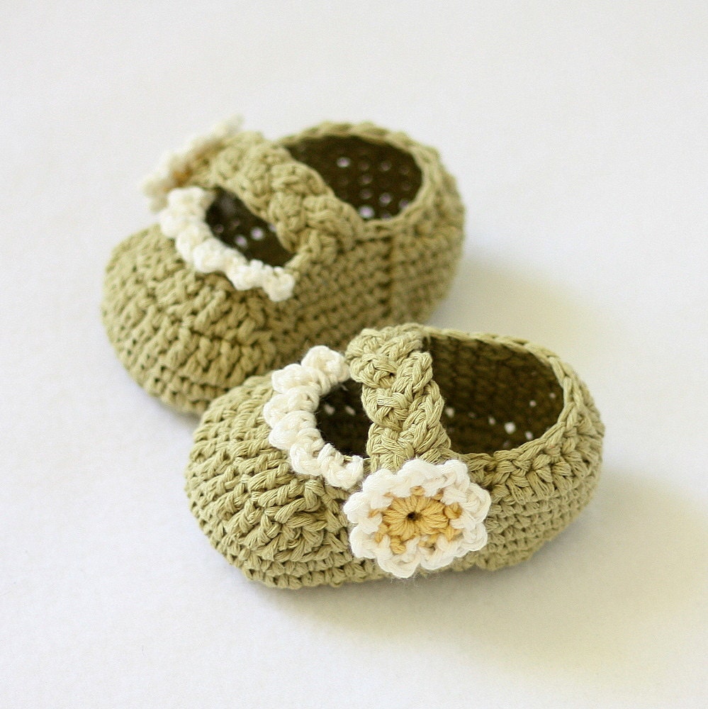 Instant download - Crochet PATTERN (pdf file) - Daisy Braided Strap Booties (0-6,6-12 months)