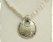 Pearl necklace with an etched sterling silver pendant - Tahitian nights.