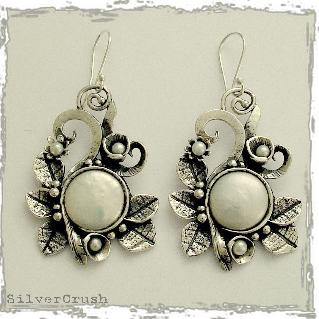 Sterling silver oxidized, gemstone, leaf ring with a coin pearl - Breathless.