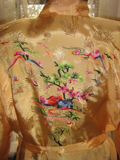 Lovely Vintage Golden Yellow Beautifuly Embroidered Oriental Scene Adult Kimono Robe