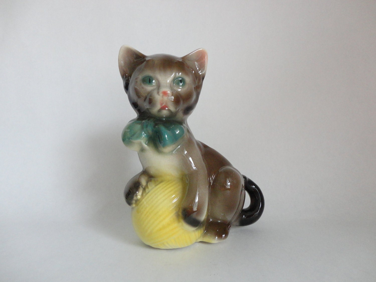 VINTAGE ceramic bow tie CAT with ball of yarn PLANTER