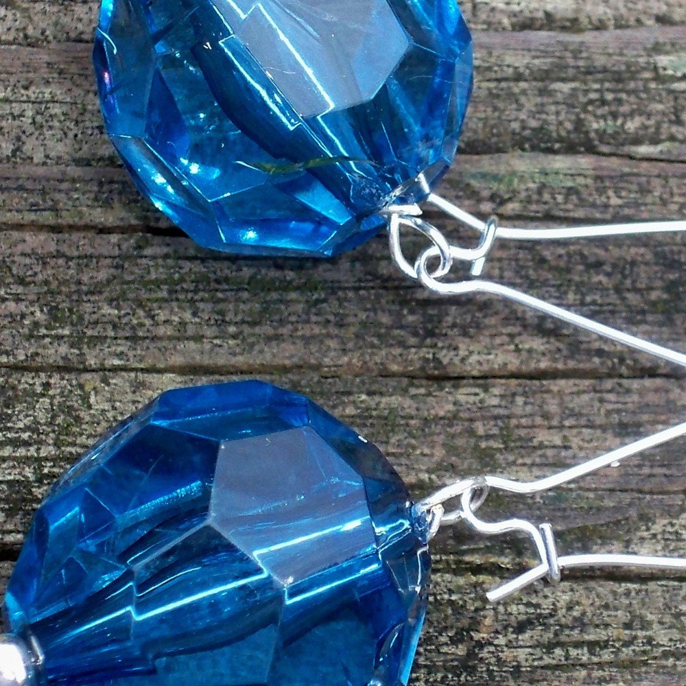 Marron - 20mm Round Multifaceted Clear Blue Beaded Silver Dangle Kidney Hoop Earrings
