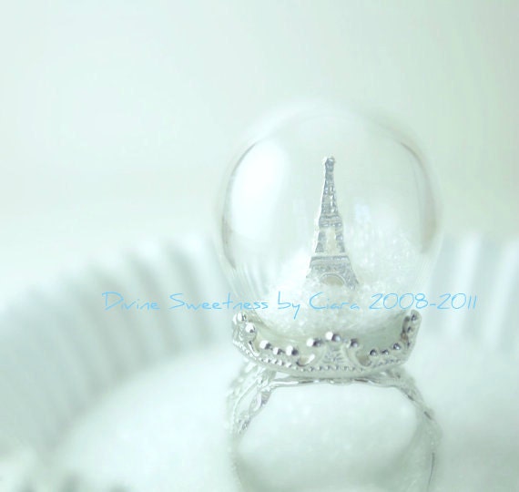 Winter in Paris Ring. Snow Globe. Eiffel Tower Ring. Paris. Pyrex Glass Dome. Diorama Jewelry. Waterless. Holiday. Valentine.