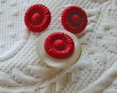 Bakelite and MOP Button PIN and EARRING Set, 3 Matching Red Daisies, White Iridescent Mother of Pearl, Kitschy Vintage Jewelry, Handmade