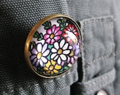 POSIE GLASS BROOCH - Round bronze brooch with vintage daisies