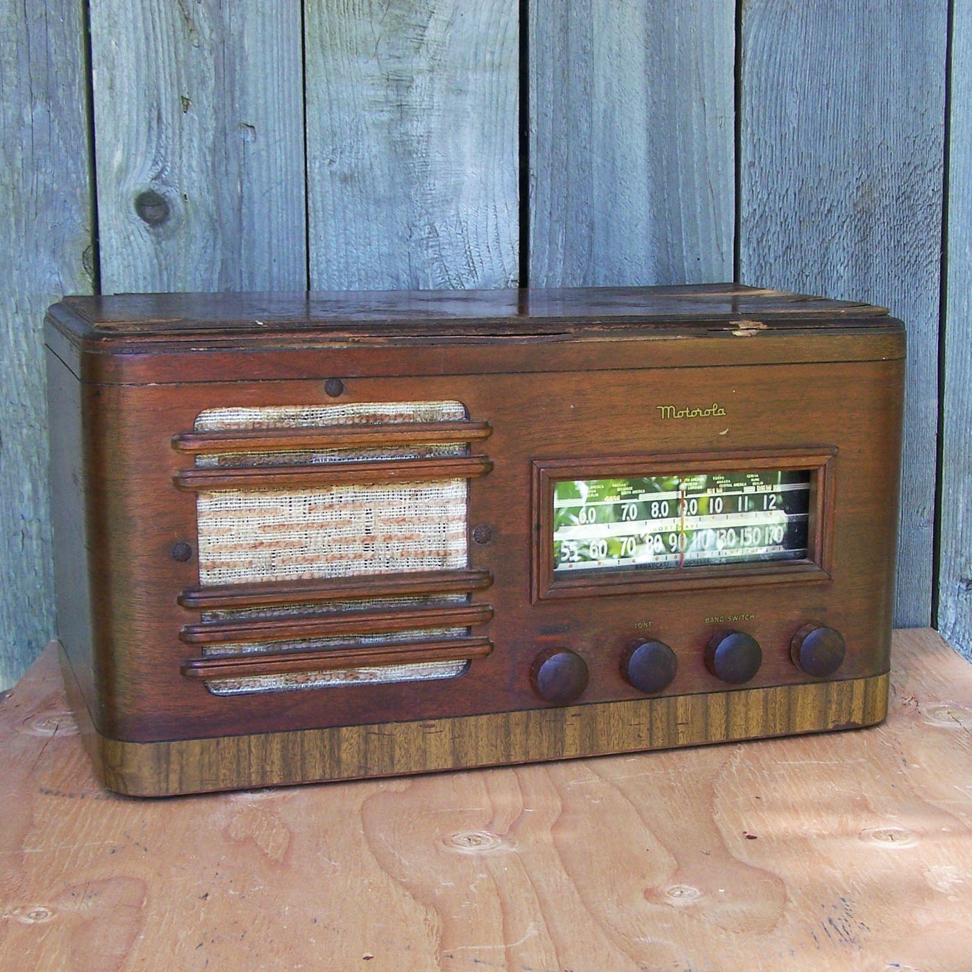 Vintage Motorola Radio, Model 61T21, WOODEN KNOBS