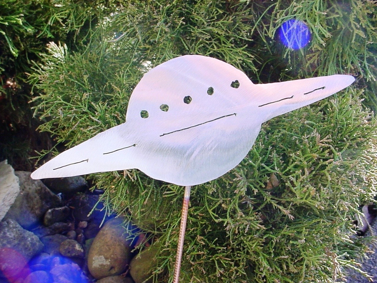 UFO Flying Saucer Metal Yard Art Alien Garden Stake Area 51 Steel Plant Spike Outdoor Decor Lawn Ornament