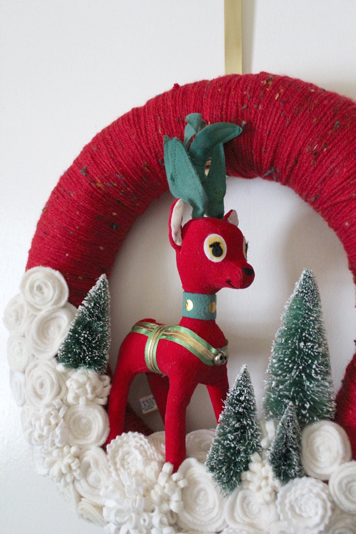 Red Deer Wreath, Red and Off-White Yarn and Felt Wreath, 14 inch size