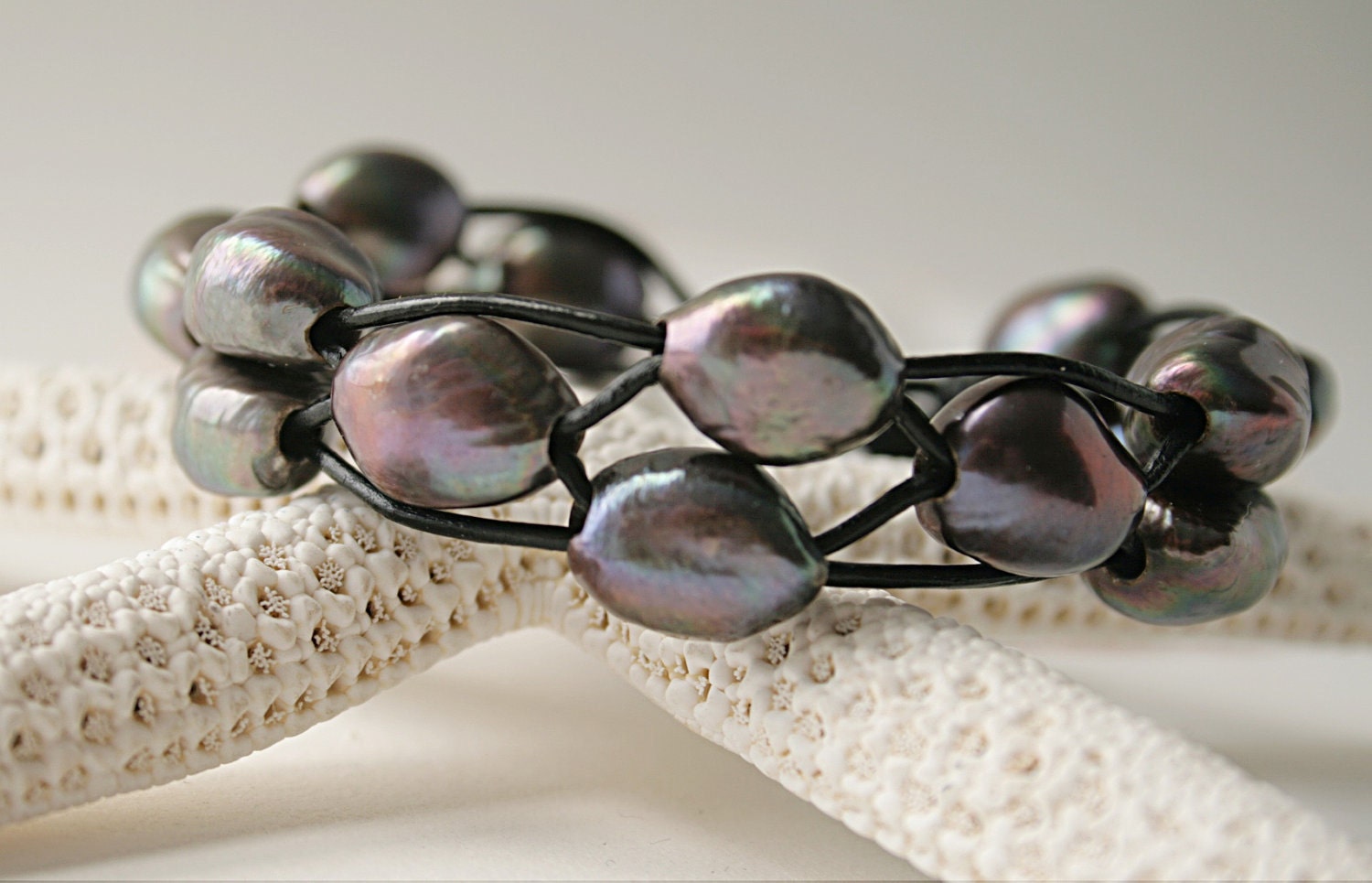 Leather pearl bracelet, titanium grey, gray peacock pearl