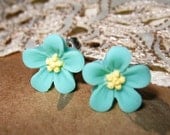 Lovely aquablue flower earring / post