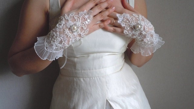 NEW NEW NEW-Ivory Bridal Wrist Cuffs,Gothic Gloves, White Lace Gloves , Bride,Bridal Lace,Wedding Gloves,Romantic,Fashion