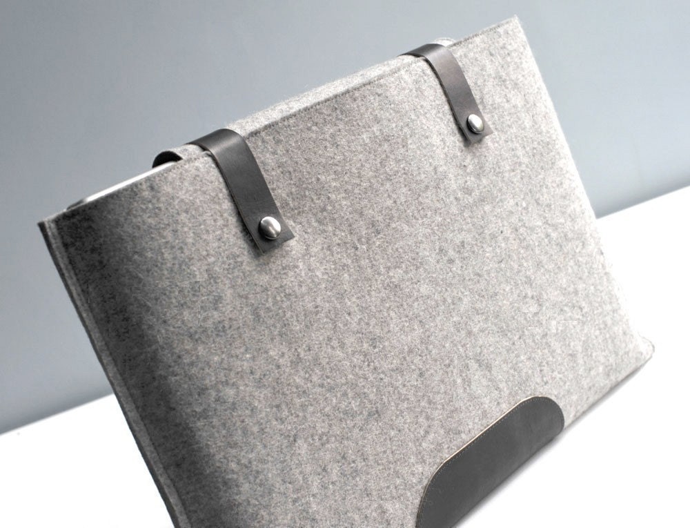 15 Inch MacBook Pro Sleeve - Grey Wool Felt with Black Leather
