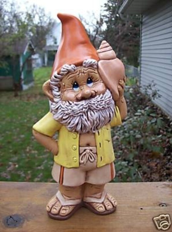 CERAMIC GNOME WITH SEA SHELL LAWN AND GARDEN ORNAMENT