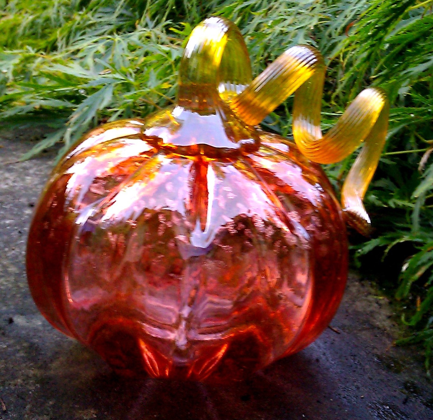 Halloween glass Pumpkin - Transparent Salmon with glitter and a rich gold stem