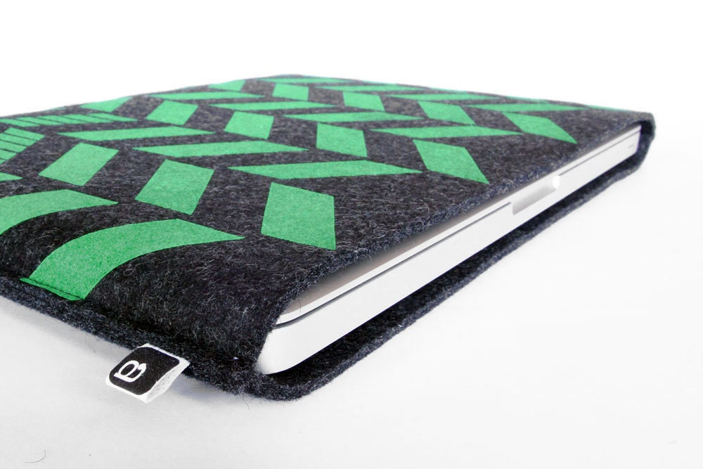 13" Macbook/MacBook Air sleeve: Original hand printed herringbone design on charcoal wool felt