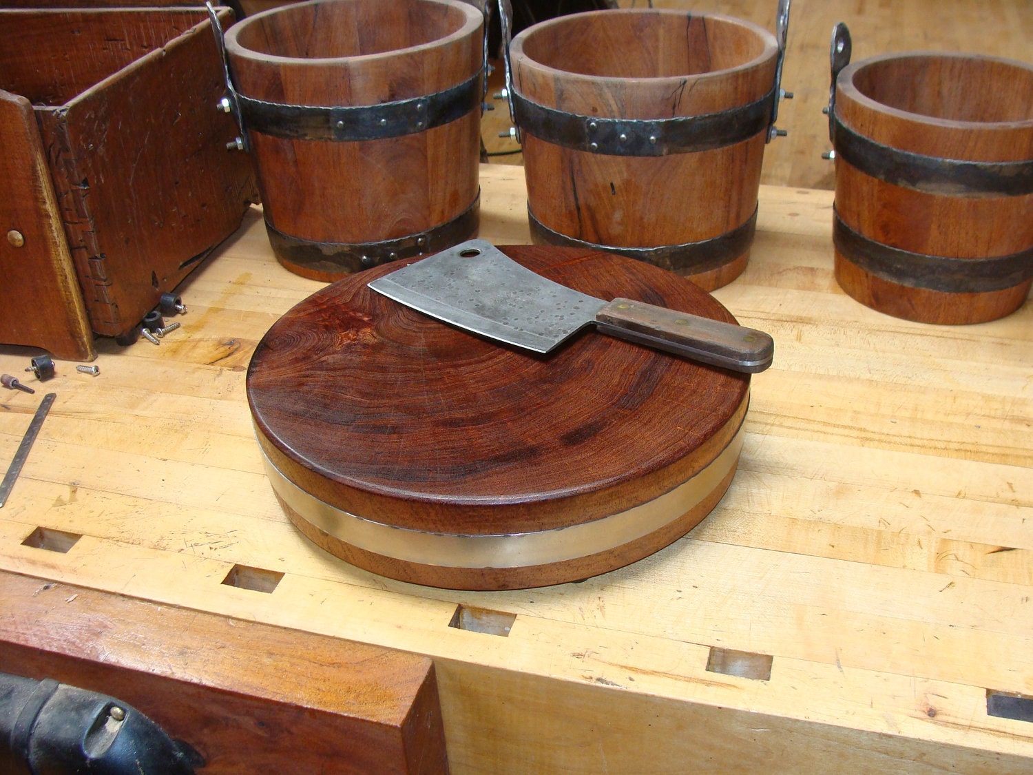 Mesquite Cutting Board Round with Forged Hoop