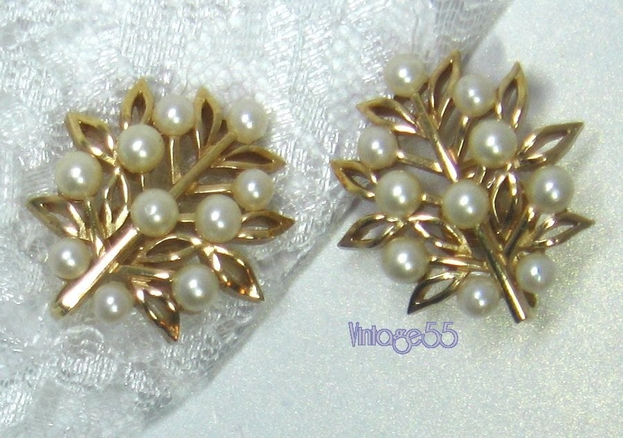 Vintage Earrings CrownTrifari Faux Pearl  Clip On
