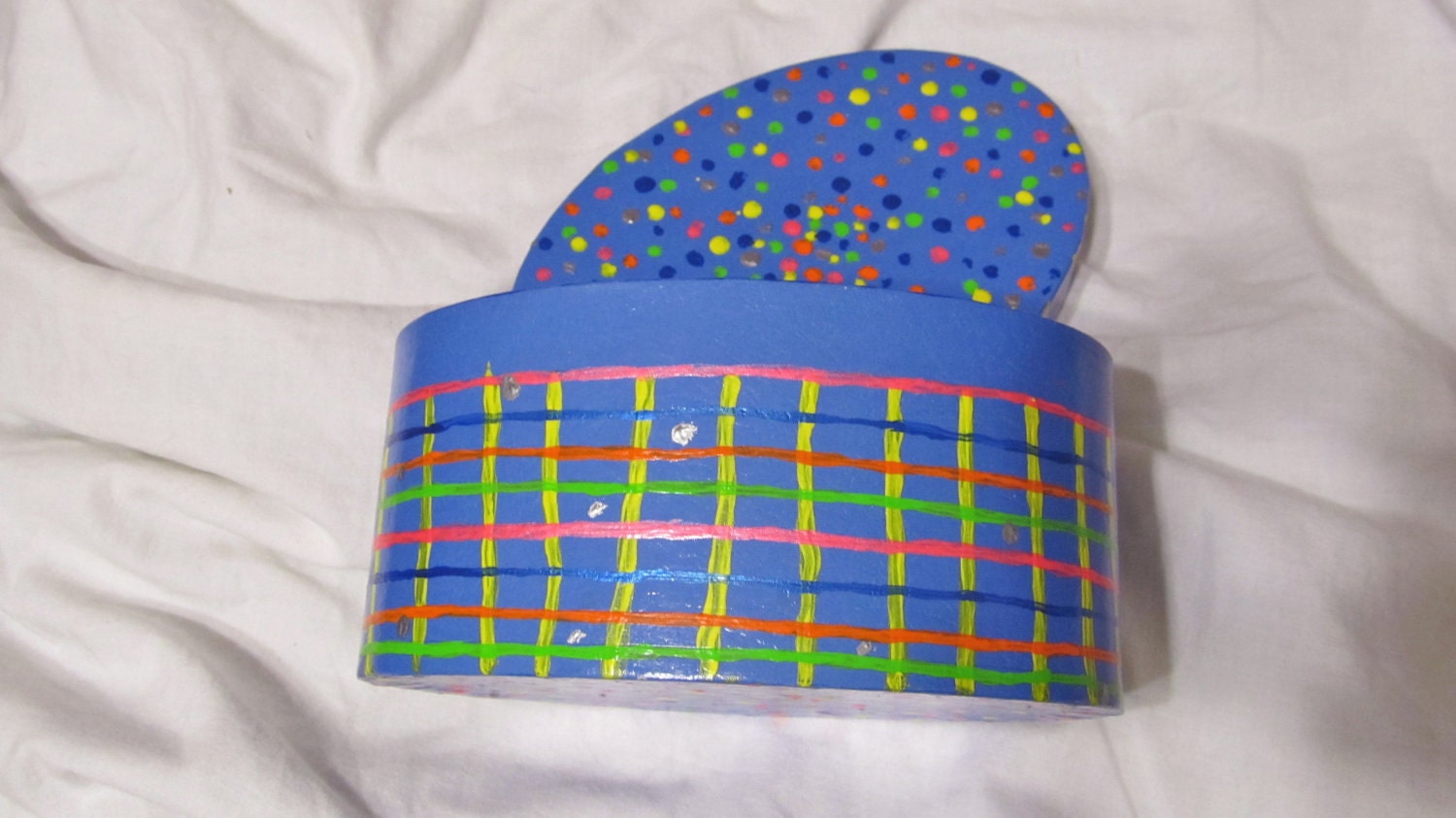 Blue box with stripes and dots
