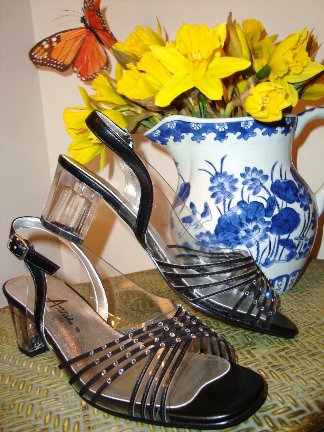 CHIC BLACK LUCITE n RHINESTONES VTG 80s PARTY SUMMER SANDALS heels