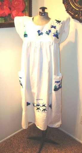 EL SALVADOR...  Resort Ready...Fresh White Cotton... Embroidered 80s/90s Smocked Baby Doll...Pretty Peasant Island Beach DRESS