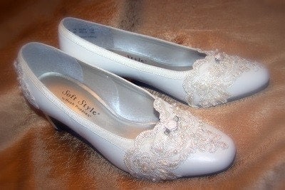 Ivory Colored Wedding Shoes on Ivory Beaded Lace Embellished Bridal Shoes By Gossamerwingsstudio