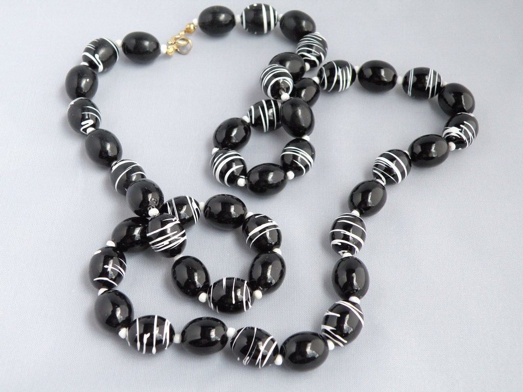 Vintage Necklace Black and White Beads