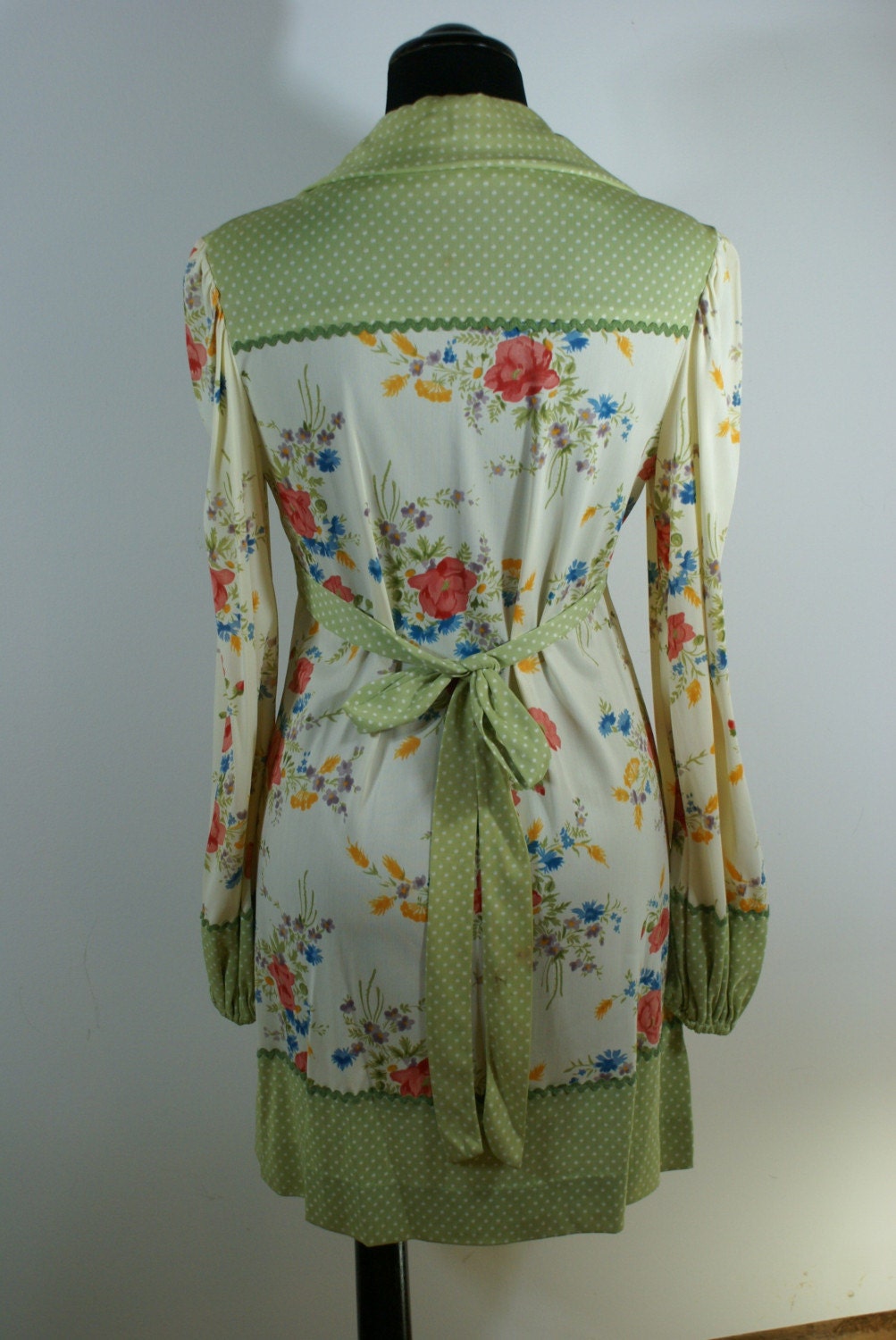 Sweet and Flowery 1970's Dress with Heart Buttons