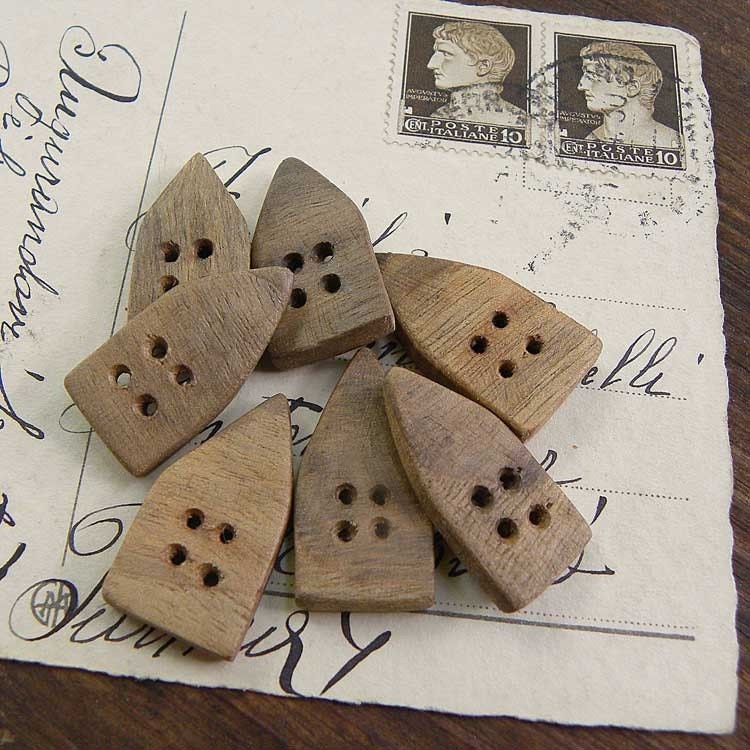 7 Little houses walnut wood buttons