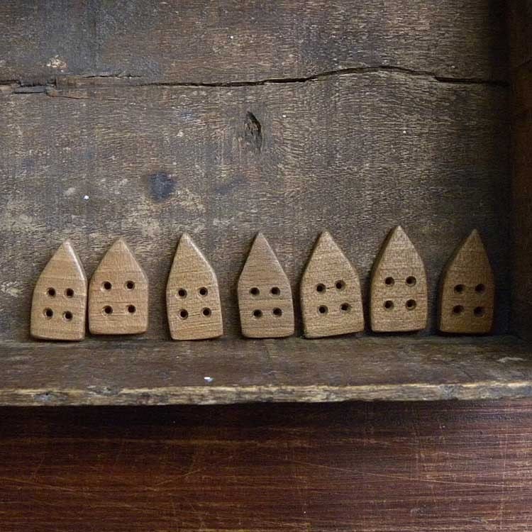 7 Little houses walnut wood buttons