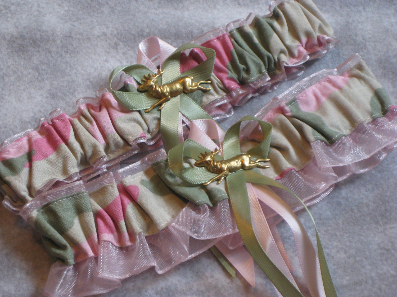 Handmade wedding garters keepsake and toss DEER Camo PINK wedding garter set HUNTING mossy oak