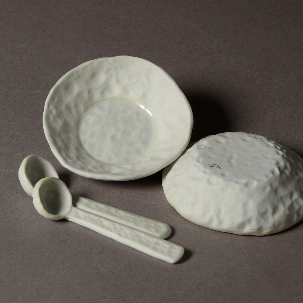 Pair of little salt cellar or teabag holders with matching miniature porcelain spoons