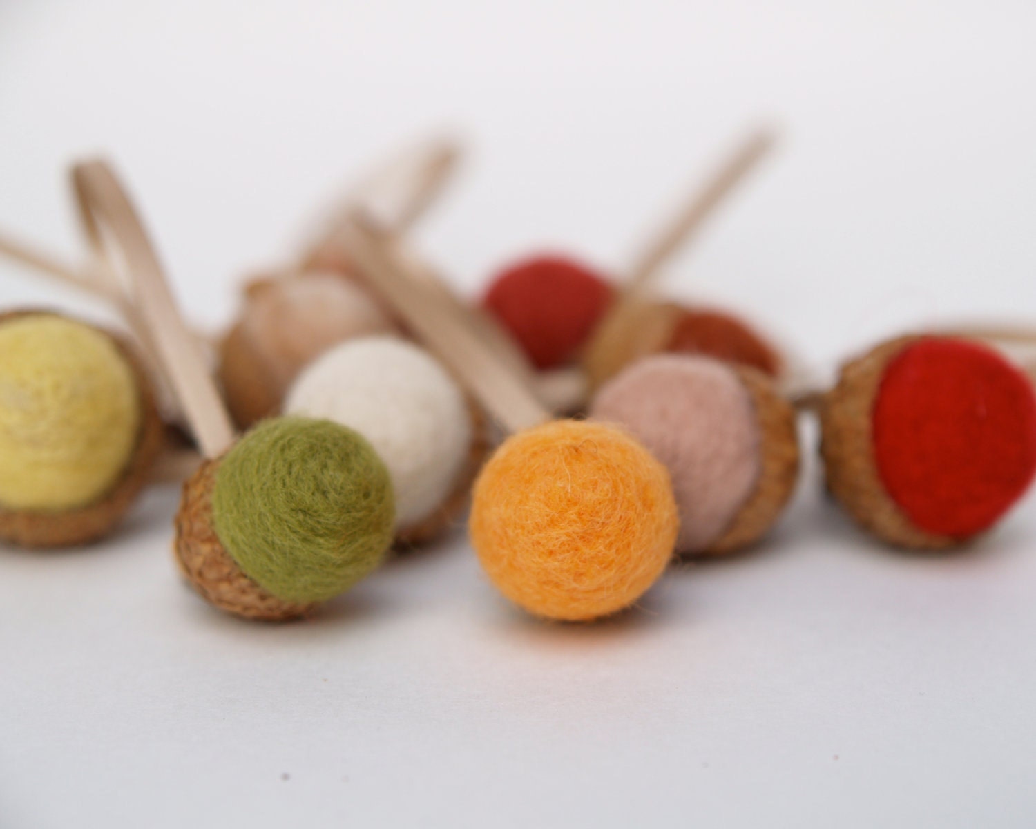 Handmade Acorn Ornaments, 10 wool Felt Felted Home Decor Autumn fall hanging Waldorf Colorful Woodland Thanksgiving Decorationsteamt