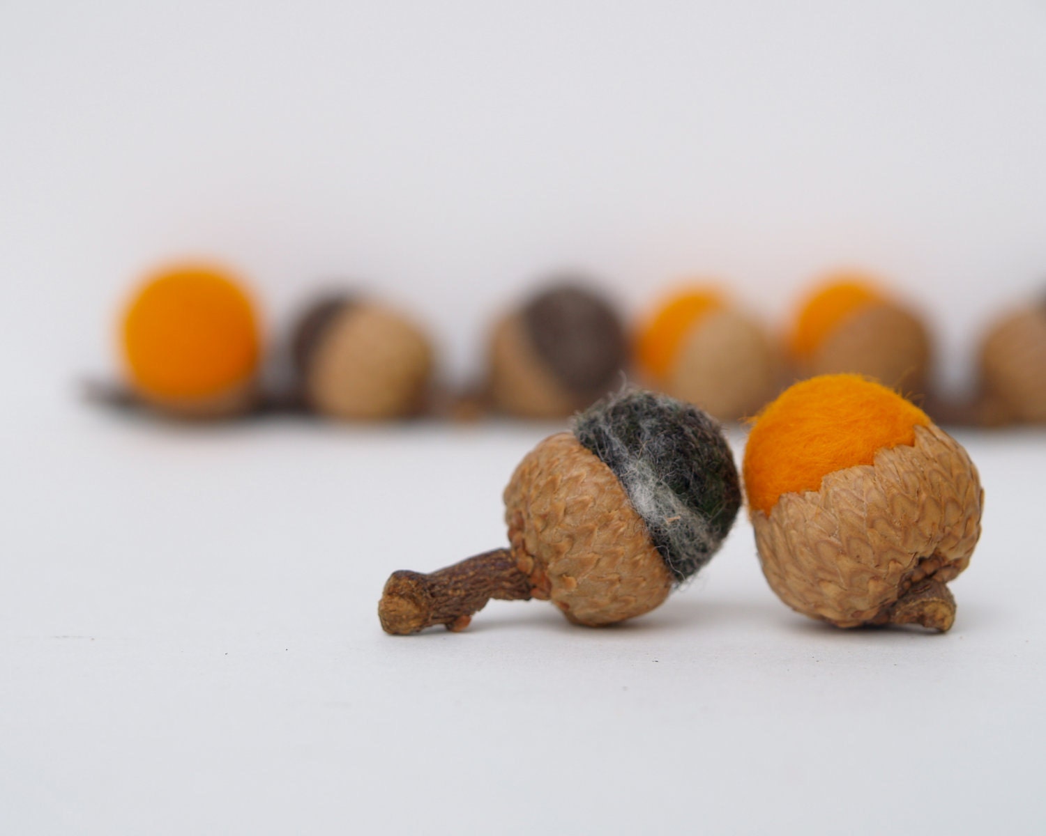 Spooky Halloween Acorns, 10 Orange and Black felted wool Acorns, Fall home Decor autumn, fall eco friendly all natural
