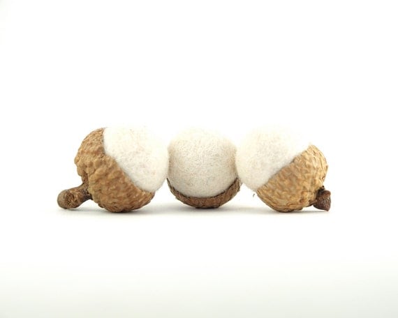 Snow White Neelde Felted Acorns, Wedding Favor Decorations, Baby Shower, Woodland Home Decor - 10