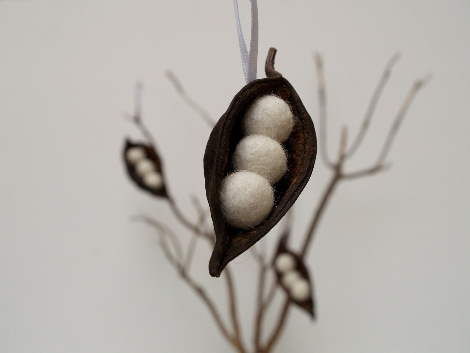 White Christmas Ornaments 3 Snow Peas in a Pod Felt Decorations Winter natural needle nature inspired handmade eco friendly Home Decor