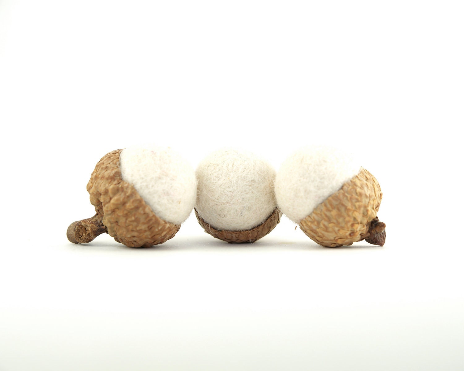 Snow White Neelde Felted Acorns, Wedding Favor Decorations, Baby Shower, Woodland Home Decor - 10