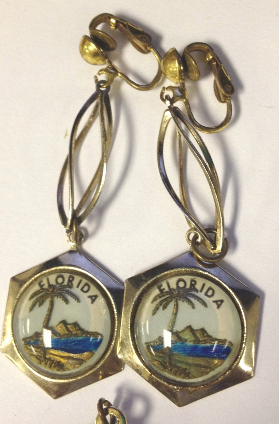 Vintage mismatch set of 50s vintage florida glass souvenir earrings and pendant