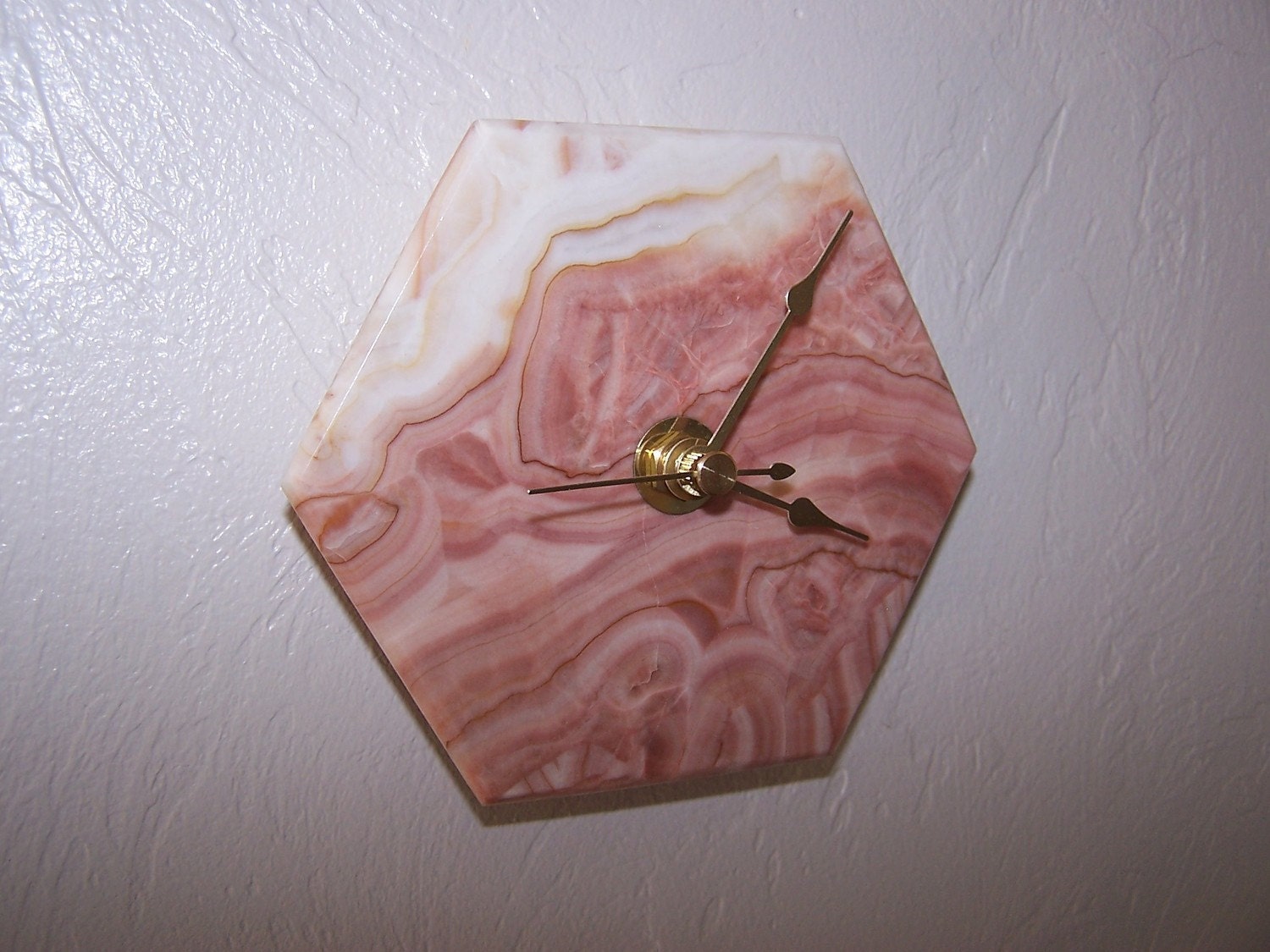 Pink and White Swirled Natural Stone Wall Clock          Tasarım : ByBlue