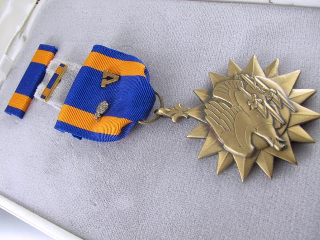 Vintage Viet Nam era United States Army Air medal box ribbon device lapel button oak leaf cluster valor device
