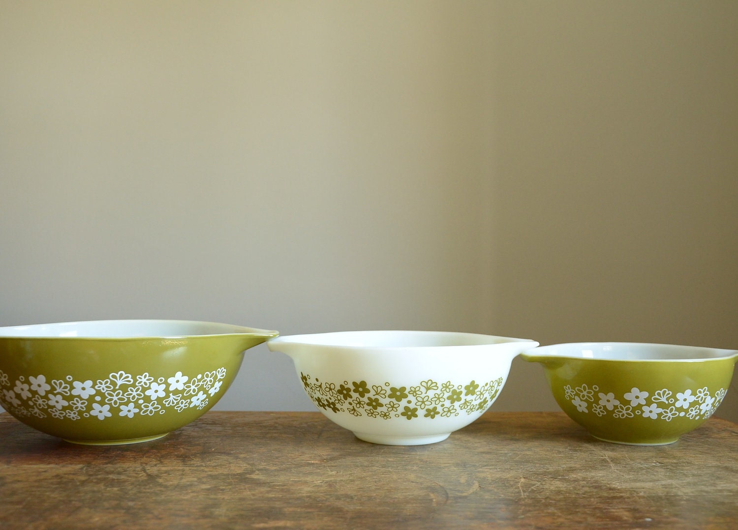 Vintage Pyrex Crazy Daisy 5 Pc Set .. Cinderella Mixing Bowls and Casserole Dish with Lid