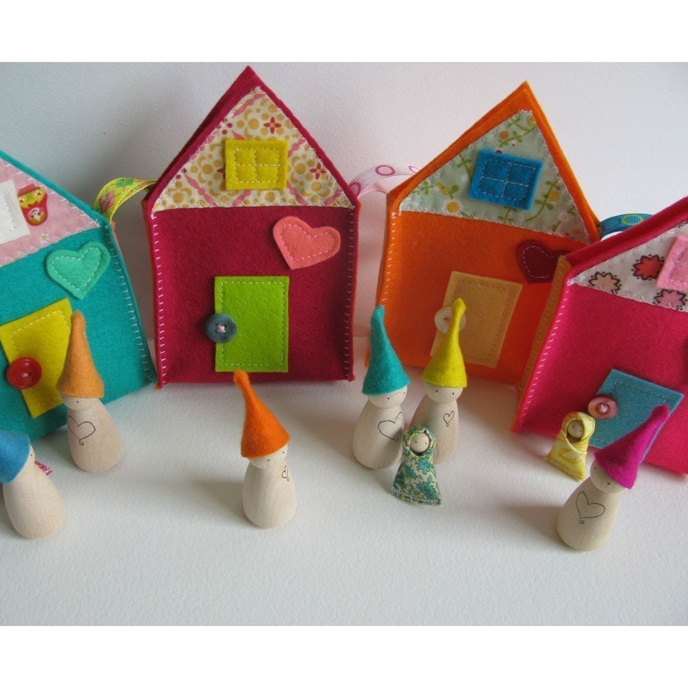 Natural waldorf toy - Sweet little travelling family house - BUBBLE GUM - - FeeVertelaine