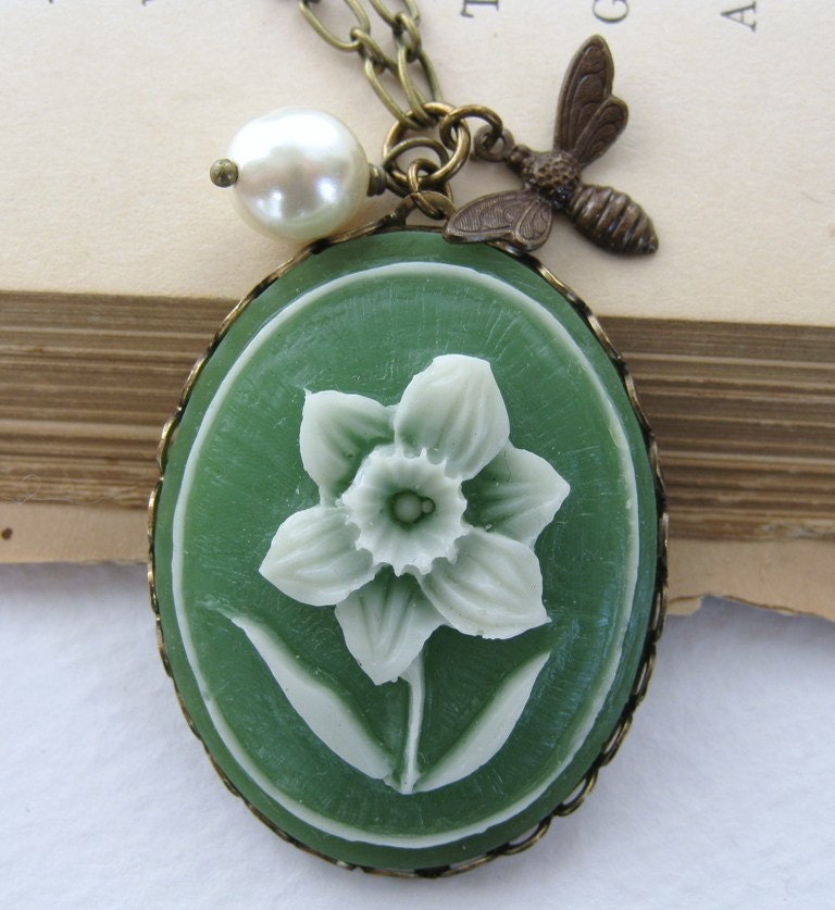 Vintage Flower Necklace Cameo Pendant Pearl Charm Green Bee