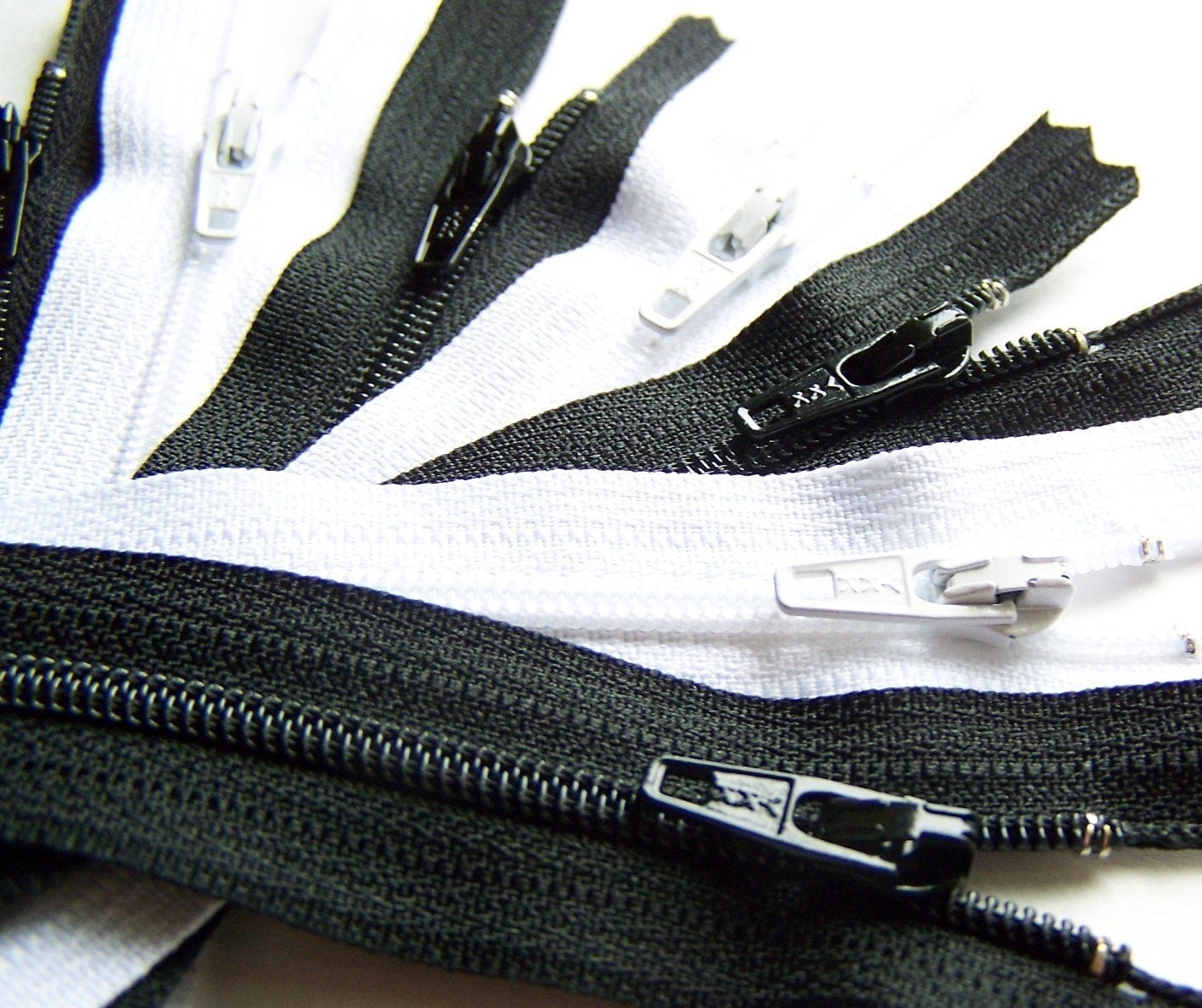 YKK Zipper 7  Inch Black and White Bundle 20 pcs