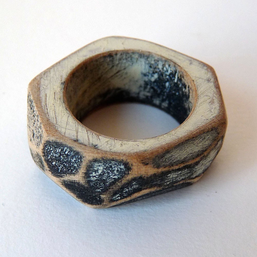 Wooden rock ring in black and cream